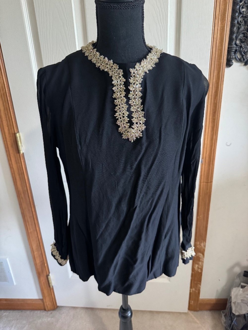 Vintage black women’s top with sparkly appliqué size small